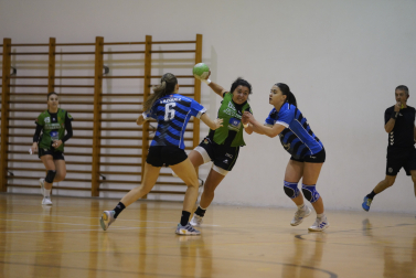 Nerea Canas, encarando la portería del Bera Bera en el duelo amistoso en Elizondo
