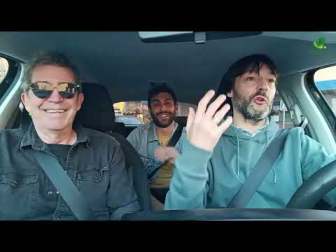 El músico ex miembro de Barricada Alfredo Piedrafita y el bajista tudelano Javier Calvo Artal se suben al coche de El Diario Sobre Ruedas para presentar el concierto que ambos protagonizarán, con su nueva banda, el sábado 20 de diciembre, a partir de las 23 horas, en la calle Herrerías, con entrada gratuita.
El recital, titulado ‘¡Siempre Barricada!’, repasará los clásicos de la discografía del grupo de la Txantrea, alguno de los cuales han sido versionados por Alfredo Piedrafita en su último disco ‘El mejor de tus días’.