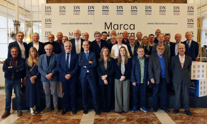 Colaboradores y articulistas de opinión. Arriba, de izda. a dcha. Jose Murugarren, Álvaro Miranda, Javier María Pejenaute, Pedro Charro, Luis Landa, José María Aracama, Alfredo Arizmendi, Víctor M. Arbeloa, Pedro Muneta, Emilio Sánchez, Joaquín Garro, Chon Latienda, Ricardo López, Jesús Bodegas, José Ramón Lacosta, Teresa Ferrer, Carlos Medrano, Fernando San Miguel, Román Felones, Manuel Pulido, José Cruz Pérez Lapazarán y  José Ignacio Palacios. Abajo, de izda. a dcha. Juan Gracia, Amaya Erro, Miguel Sanz, Fernando García, Álvaro Bañón, Idoia Zabaleta, Ana Yerro, Javier Otazu, Emilio Huerta y Jesús M. Arlabán