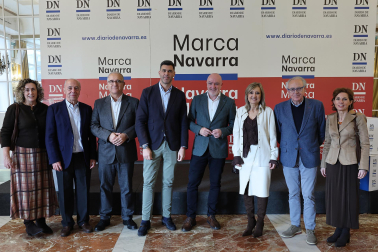 De izda. a dcha. Eva Gorri, José Cruz Pérez Lapazarán, Enrique Maya, Javier García, Javier Esparza, Cristina Ibarrola, Miguel Sanz y Cristina López Mañero.