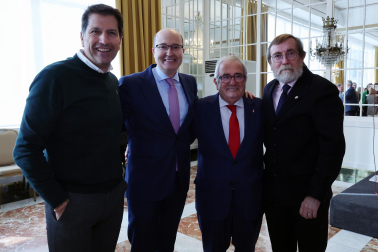 De izda. a dcha. Iñaki Ecay (presidente de Adefan), Carlos Fernández Valdivielso (CEN), Luis Sabalza (presidente de Osasuna) y Luis Colina (consejero del Grupo La Información).