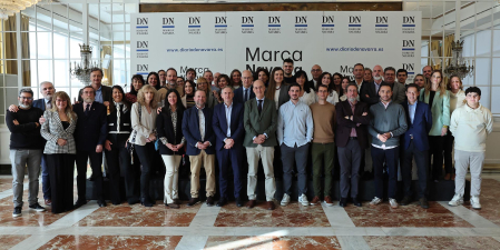 Trabajadores y responsables de las distintas empresas del grupo La Información junto con su presidente, Alfonso Bañón, y su director general, José Manuel Erro.