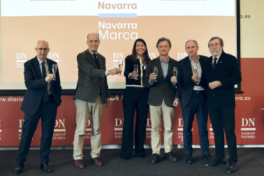 Miguel Ángel Riezu (director de Diario de Navarra), Alfonso Bañón (Presidente del Consejo de Administración del Grupo La Información), los consejeros Paloma Arraiza e Iñigo Sobrini, el director general  del Grupo La Información, José Manuel Erro, y el consejero Luis Colina.