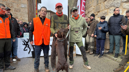 El cazador navarro César Bayo junto a su perro con el que consiguió el Campeonato de España de caza menor con perro en Villegas (Burgos)