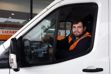 Miguel Rendón Aznar, de 27 años, utiliza la AP-15 por trabajo dos o tres veces por semana.