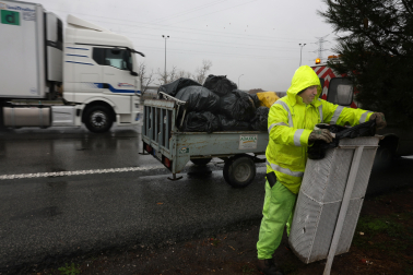 Benji, 36 años, trabaja a pie de autopista.