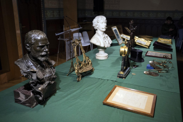 Foto del contenido de los 4 baúles del legado de Pablo Sarasate que se extraviaron entre 1985 y 1991