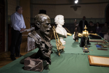 Foto del contenido de los 4 baúles del legado de Pablo Sarasate que se extraviaron entre 1985 y 1991
