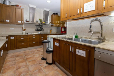 Cocina con fregadera tipo industrial