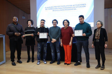 Algunos de los estudiantes recogiendo sus diplomas.