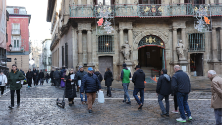 Colas desde las ocho de la mañana para conseguir uno de los ejemplares del calendario del Ayuntamiento de Pamplona