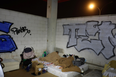 Familia con cuatro menores, uno de ellos una bebé, han dormido seis noches en la calle, en un polígono de la comarca de Pamplona.