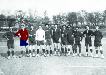 Ésta es la foto más antigua que se conserva de Osasuna. Corresponde al equipo que jugó contra el Fortuna de San Sebastián en abril de 1921. Félix Azagra es el segundo por la izquierda y aparece con la camiseta y el pantalón coloreados en un montaje con el rojo y azul del club