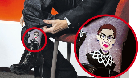 Detalle de los calcetines de María Chivite con la imagen de Ruth Bader Ginsburg, jueza de la Corte Suprema de Estados Unidos