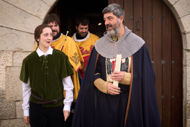 Enara Plágaro tras ser proclamada Reina de la Faba, junto al historiador Fernando Hualde, este sábado en Zabalza.