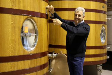 José Manuel Echeverría, en su bodega Bodegas y Viñedos Alzania