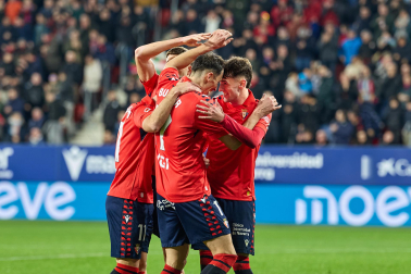 Fotos del choque de la Jornada 17 con triunfo rojillo en El Sadar gracias a los goles de Budimir, por partida doble, y Raúl García de Haro