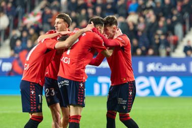 Fotos del choque de la Jornada 17 con triunfo rojillo en El Sadar gracias a los goles de Budimir, por partida doble, y Raúl García de Haro