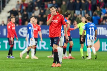 Fotos del choque de la Jornada 17 con triunfo rojillo en El Sadar gracias a los goles de Budimir, por partida doble, y Raúl García de Haro