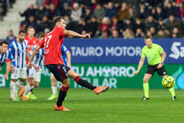 Fotos del choque de la Jornada 17 con triunfo rojillo en El Sadar gracias a los goles de Budimir, por partida doble, y Raúl García de Haro
