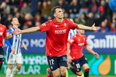 Fotos del choque de la Jornada 17 con triunfo rojillo en El Sadar gracias a los goles de Budimir, por partida doble, y Raúl García de Haro