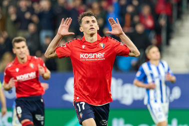Fotos del choque de la Jornada 17 con triunfo rojillo en El Sadar gracias a los goles de Budimir, por partida doble, y Raúl García de Haro