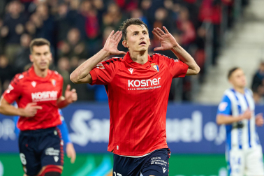 Fotos del choque de la Jornada 17 con triunfo rojillo en El Sadar gracias a los goles de Budimir, por partida doble, y Raúl García de Haro