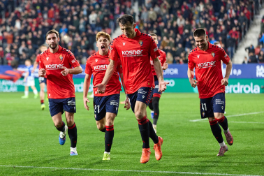 Fotos del choque de la Jornada 17 con triunfo rojillo en El Sadar gracias a los goles de Budimir, por partida doble, y Raúl García de Haro