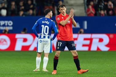 Fotos del choque de la Jornada 17 con triunfo rojillo en El Sadar gracias a los goles de Budimir, por partida doble, y Raúl García de Haro