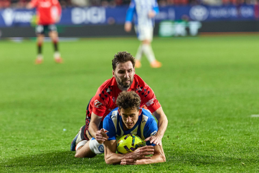 Fotos del choque de la Jornada 17 con triunfo rojillo en El Sadar gracias a los goles de Budimir, por partida doble, y Raúl García de Haro