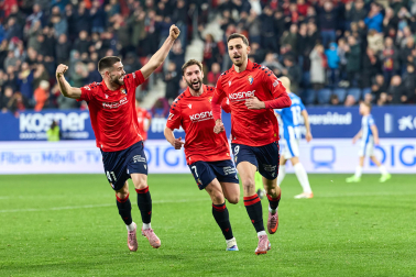 Fotos del choque de la Jornada 17 con triunfo rojillo en El Sadar gracias a los goles de Budimir, por partida doble, y Raúl García de Haro