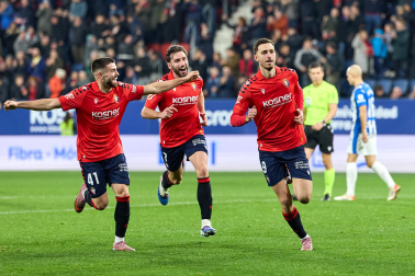 Fotos del choque de la Jornada 17 con triunfo rojillo en El Sadar gracias a los goles de Budimir, por partida doble, y Raúl García de Haro