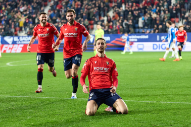Fotos del choque de la Jornada 17 con triunfo rojillo en El Sadar gracias a los goles de Budimir, por partida doble, y Raúl García de Haro