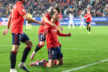 Fotos del choque de la Jornada 17 con triunfo rojillo en El Sadar gracias a los goles de Budimir, por partida doble, y Raúl García de Haro