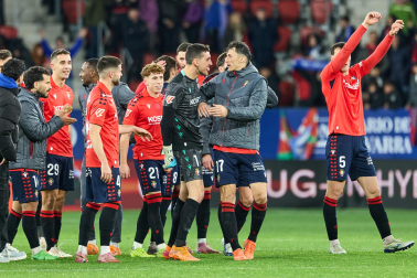 Fotos del choque de la Jornada 17 con triunfo rojillo en El Sadar gracias a los goles de Budimir, por partida doble, y Raúl García de Haro
