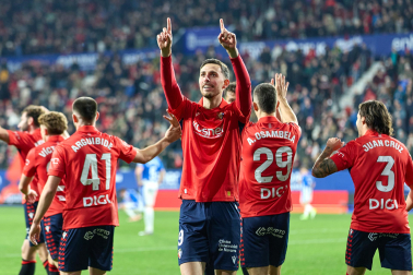 Fotos del choque de la Jornada 17 con triunfo rojillo en El Sadar gracias a los goles de Budimir, por partida doble, y Raúl García de Haro