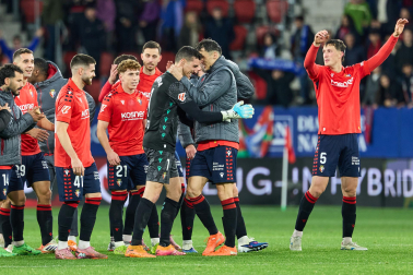 Fotos del choque de la Jornada 17 con triunfo rojillo en El Sadar gracias a los goles de Budimir, por partida doble, y Raúl García de Haro