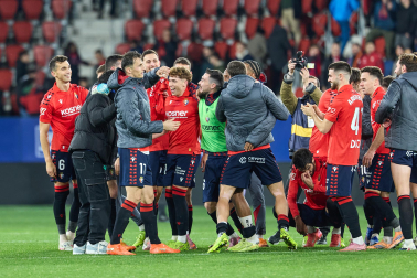 Fotos del choque de la Jornada 17 con triunfo rojillo en El Sadar gracias a los goles de Budimir, por partida doble, y Raúl García de Haro