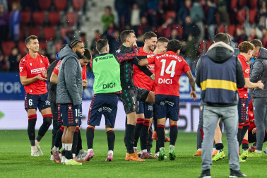 Fotos del choque de la Jornada 17 con triunfo rojillo en El Sadar gracias a los goles de Budimir, por partida doble, y Raúl García de Haro