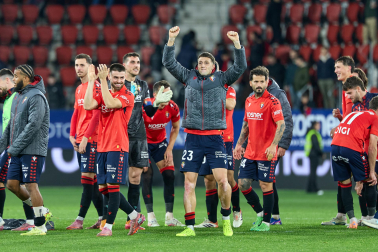 Fotos del choque de la Jornada 17 con triunfo rojillo en El Sadar gracias a los goles de Budimir, por partida doble, y Raúl García de Haro