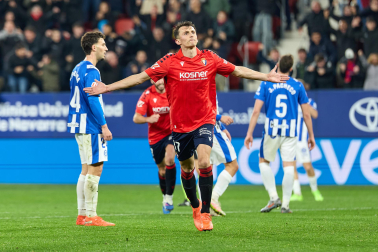 Fotos del choque de la Jornada 17 con triunfo rojillo en El Sadar gracias a los goles de Budimir, por partida doble, y Raúl García de Haro