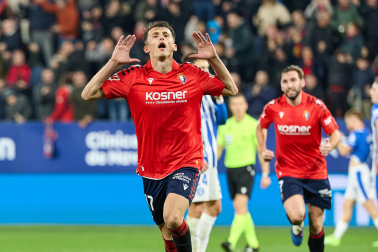 Fotos del choque de la Jornada 17 con triunfo rojillo en El Sadar gracias a los goles de Budimir, por partida doble, y Raúl García de Haro