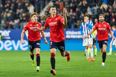 Fotos del choque de la Jornada 17 con triunfo rojillo en El Sadar gracias a los goles de Budimir, por partida doble, y Raúl García de Haro