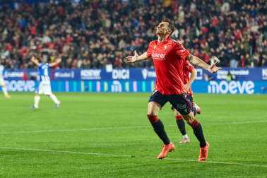 Fotos del choque de la Jornada 17 con triunfo rojillo en El Sadar gracias a los goles de Budimir, por partida doble, y Raúl García de Haro