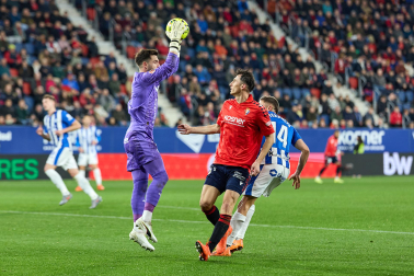 Fotos del choque de la Jornada 17 con triunfo rojillo en El Sadar gracias a los goles de Budimir, por partida doble, y Raúl García de Haro