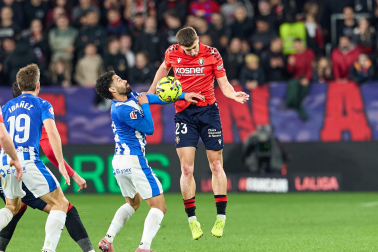 Fotos del choque de la Jornada 17 con triunfo rojillo en El Sadar gracias a los goles de Budimir, por partida doble, y Raúl García de Haro