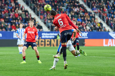 Fotos del choque de la Jornada 17 con triunfo rojillo en El Sadar gracias a los goles de Budimir, por partida doble, y Raúl García de Haro
