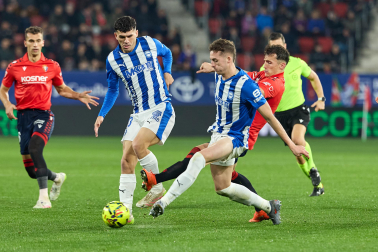 Fotos del choque de la Jornada 17 con triunfo rojillo en El Sadar gracias a los goles de Budimir, por partida doble, y Raúl García de Haro