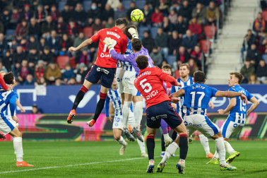 Fotos del choque de la Jornada 17 con triunfo rojillo en El Sadar gracias a los goles de Budimir, por partida doble, y Raúl García de Haro