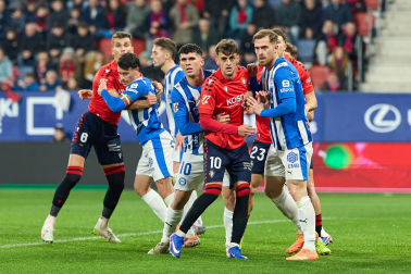 Fotos del choque de la Jornada 17 con triunfo rojillo en El Sadar gracias a los goles de Budimir, por partida doble, y Raúl García de Haro